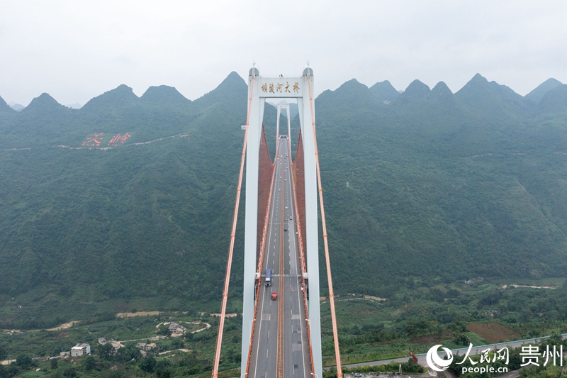 壩陵河大橋飛跨峽谷，雄奇壯美。人民網記者 翁奇羽攝
