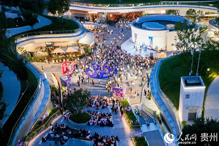 6月26日晚，貴陽市觀山湖路邊音樂會吸引不少市民游客駐足欣賞，感受音樂魅力。人民網記者 涂敏攝