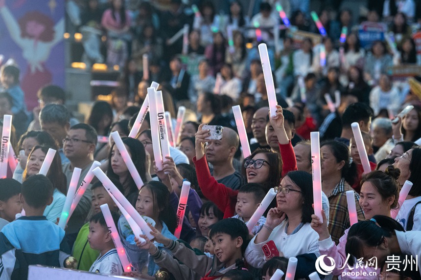 6月26日晚，貴陽市觀山湖路邊音樂會現場氣氛熱烈，觀眾陶醉音樂之中。人民網記者 翁奇羽攝  