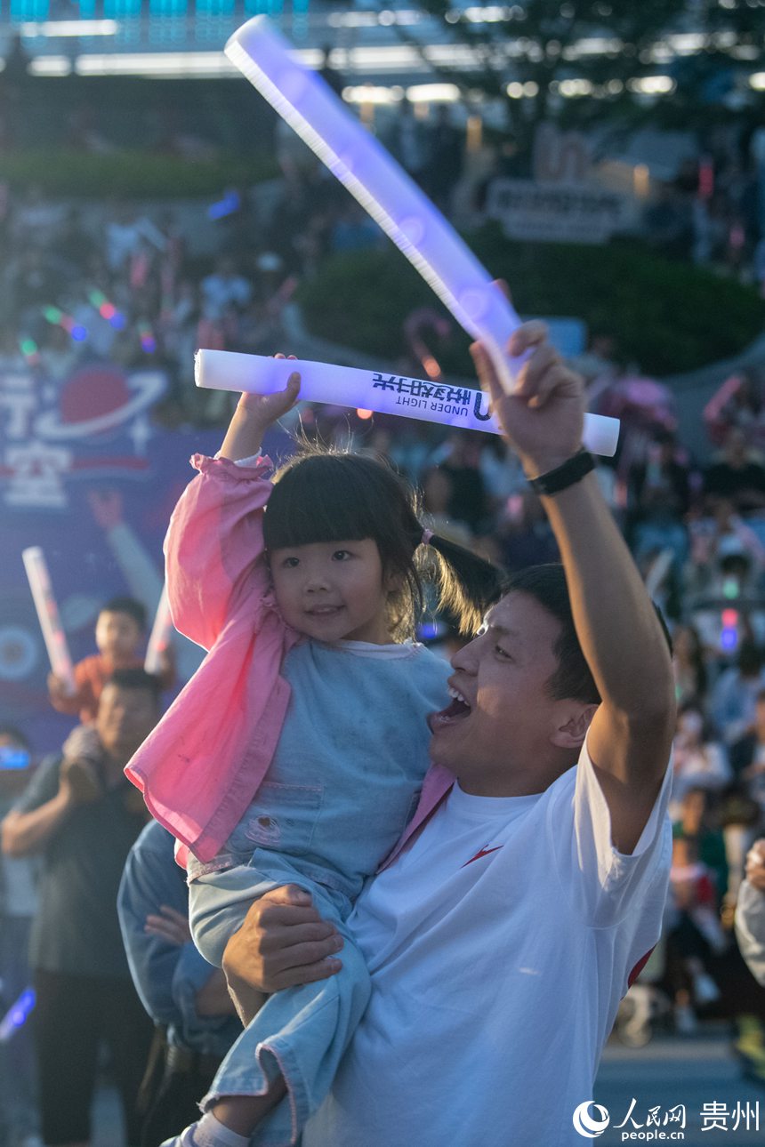 6月26日晚，貴陽市觀山湖路邊音樂會現場氣氛熱烈，觀眾陶醉音樂之中。人民網記者 翁奇羽攝 
