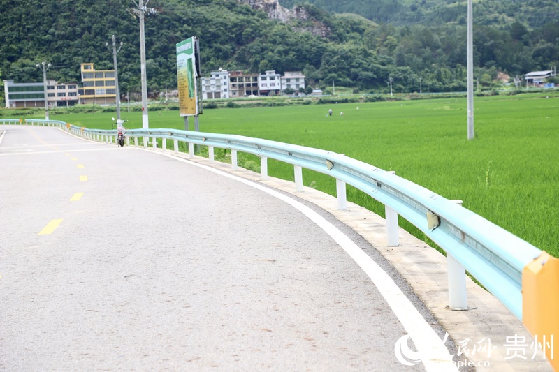 2、皮林驛站門前的公路。人民網 顧蘭云攝.jpg