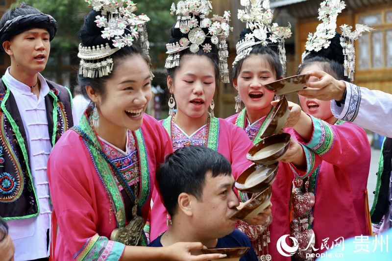 3、肇興侗寨群眾在家門口吃上“旅游飯”。人民網 顧蘭云攝.JPG