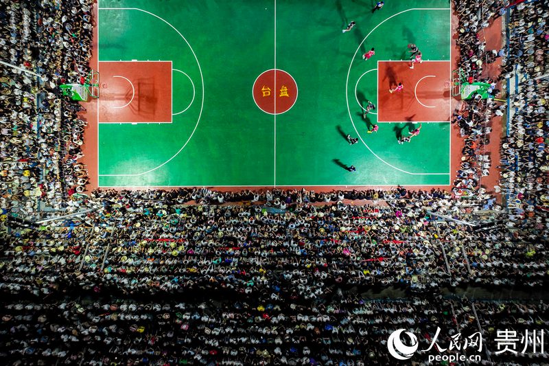 航拍的貴州臺江“村BA”現場。人民網記者 涂敏 攝