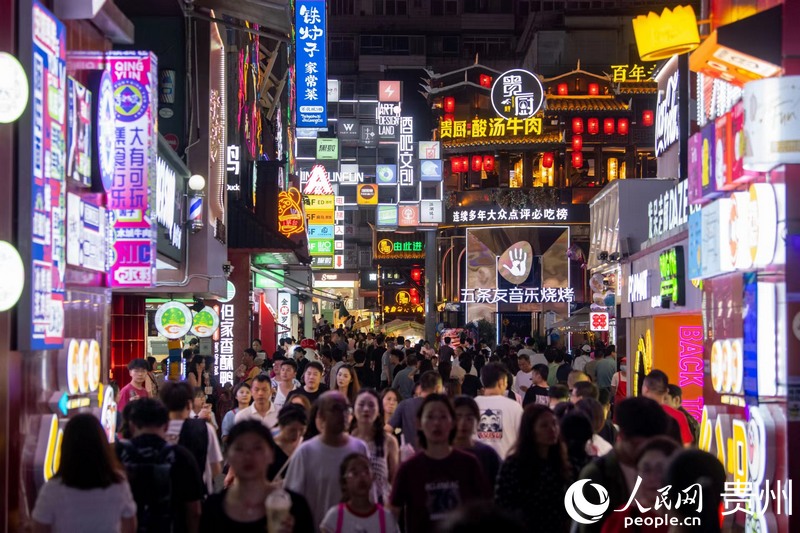 6月21日，貴陽青云市集內游人如織。人民網記者 翁奇羽攝