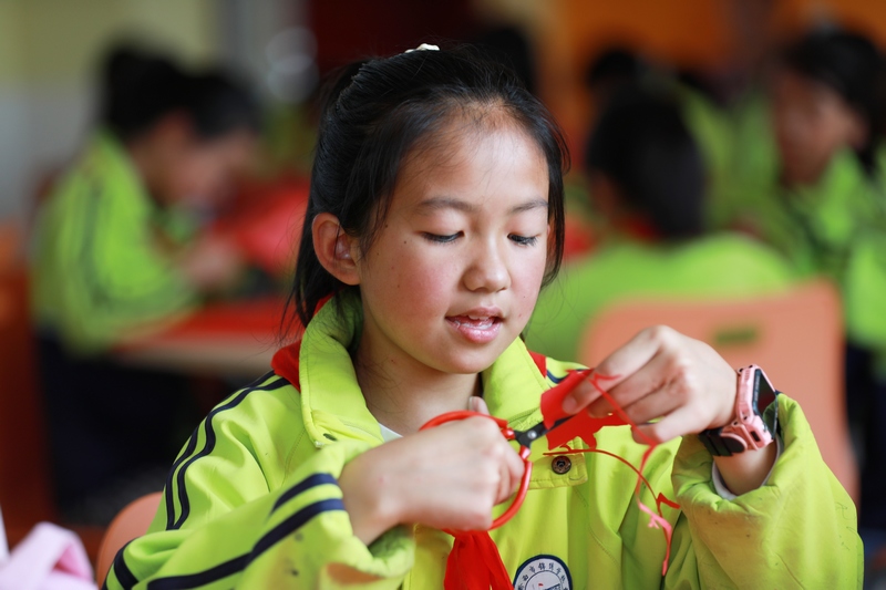 2024年6月27日，貴州省黔西市精神文明辦開展“童心倡文明·爭做好少年”主題剪紙文明實踐活動，在黔西市錦繡學校美術室組織學生學習主題剪紙。