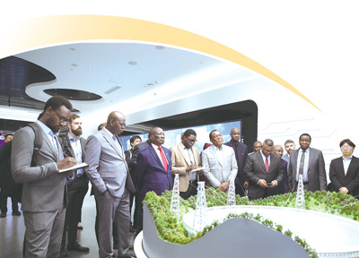 國家大數據（貴州）綜合試驗區交流體驗中心內，駐華使節、外交官及外國駐華機構代表在“中國天眼”模型前駐足參觀。