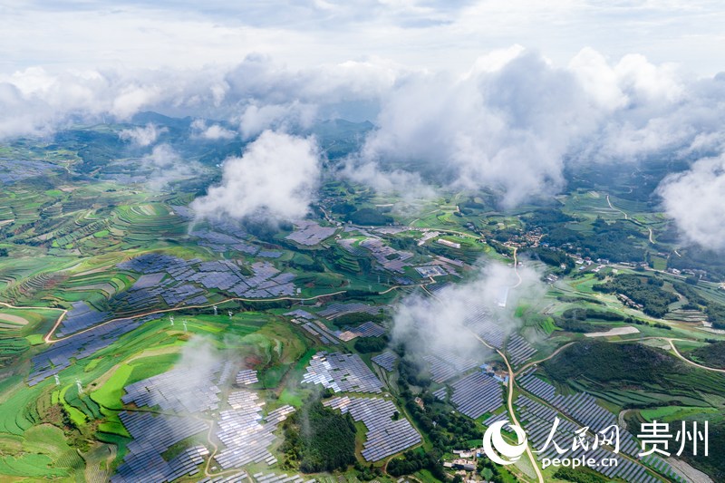 航拍貴州省威寧縣仙水窩農業光伏電站。人民網記者 涂敏攝