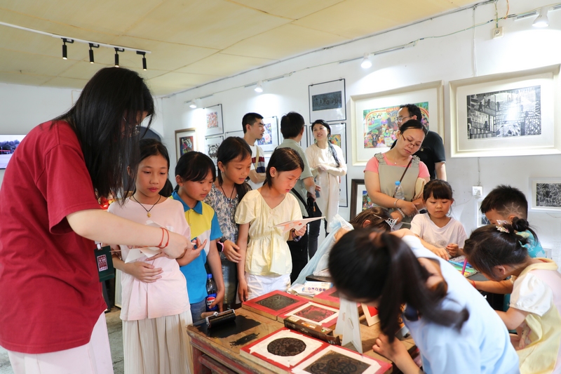 3、孩子們在畫圖。 陳桂良攝