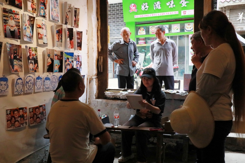 6、畫畫像。 趙軍攝