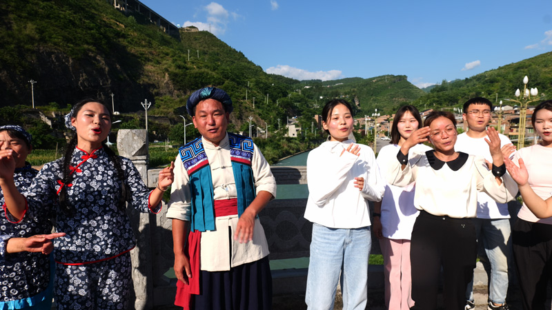 桐梓水壩塘鎮干部群眾一起載歌載舞。金梟梟攝