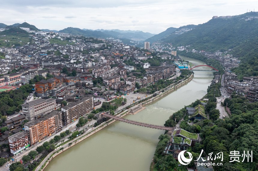 航拍下的茅臺鎮。人民網記者 翁奇羽攝