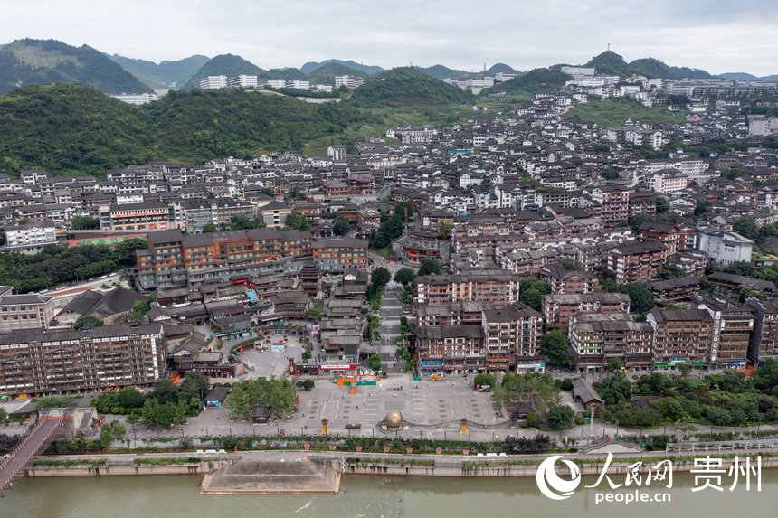 航拍下的茅臺鎮。人民網記者 翁奇羽攝