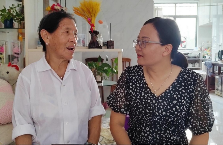 圖為冊亨縣委組織部老干局慰問離休干部無工作遺孀。