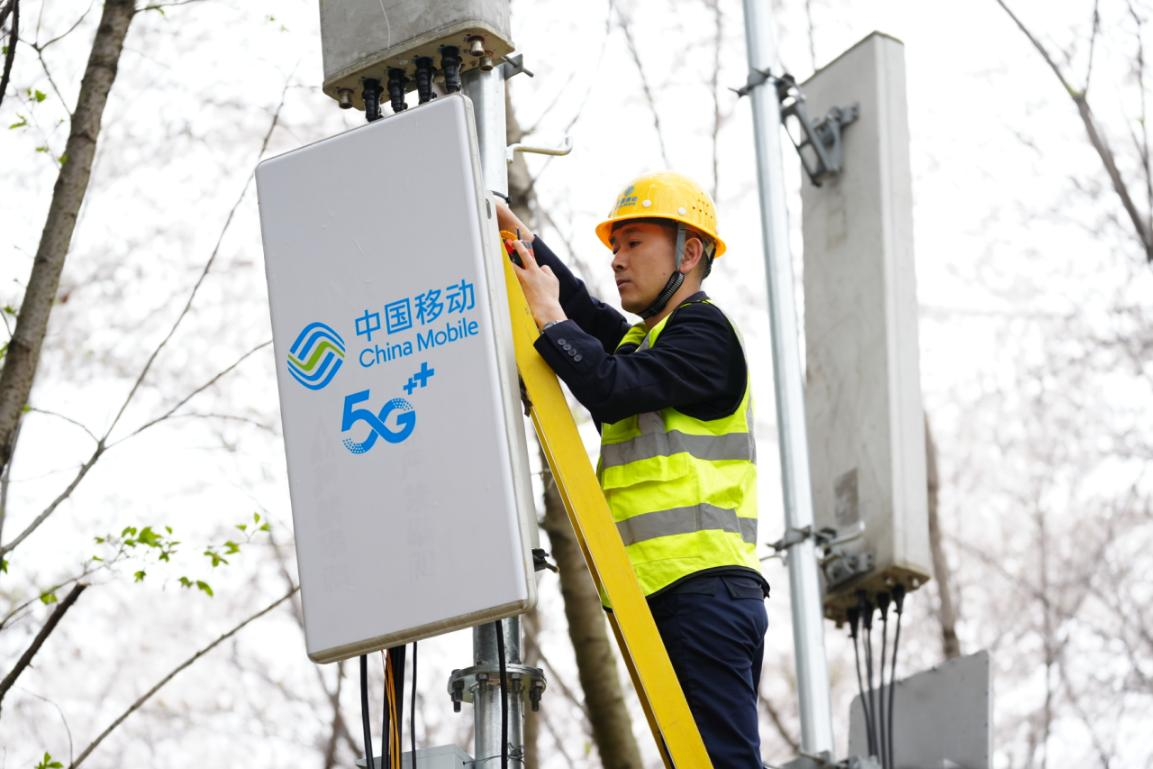 圖為貴陽移動為優化網絡覆蓋安裝5G設備。