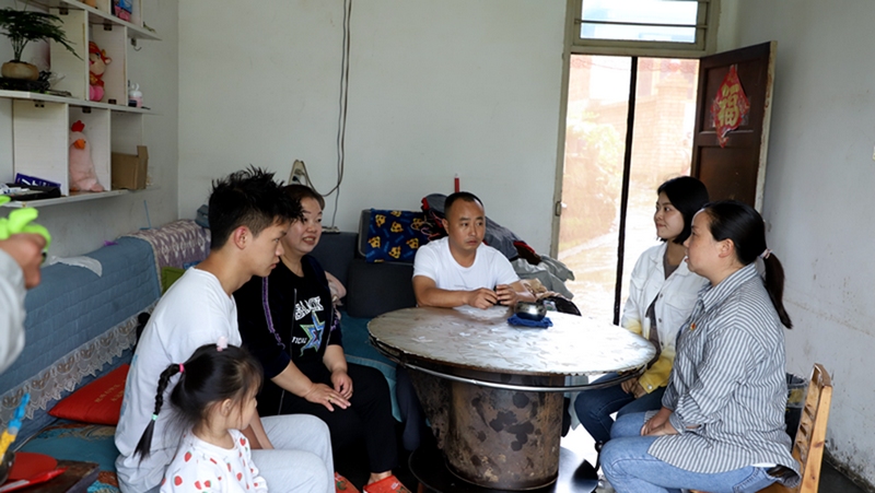 清水村在基層治理的過程中，完善村民自治機制、加強鄉村法治建設、推進鄉村德治教化，社會秩序井然有序，法治意識和道德水平顯著提升 修文縣久長街道楊歡 攝