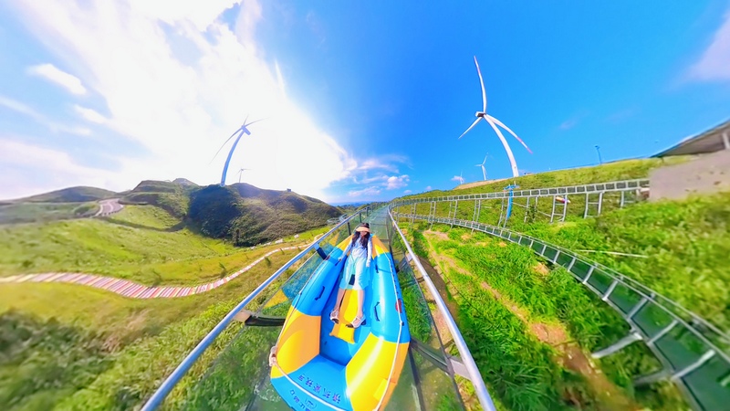 景區的玻璃水滑游玩項目 羅杰 攝.jpg