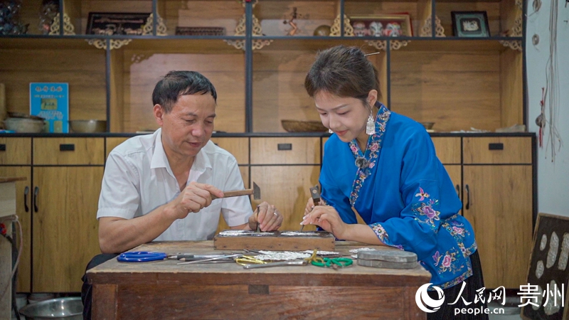 現場體驗苗族銀飾鍛制技藝。人民網 陽茜攝