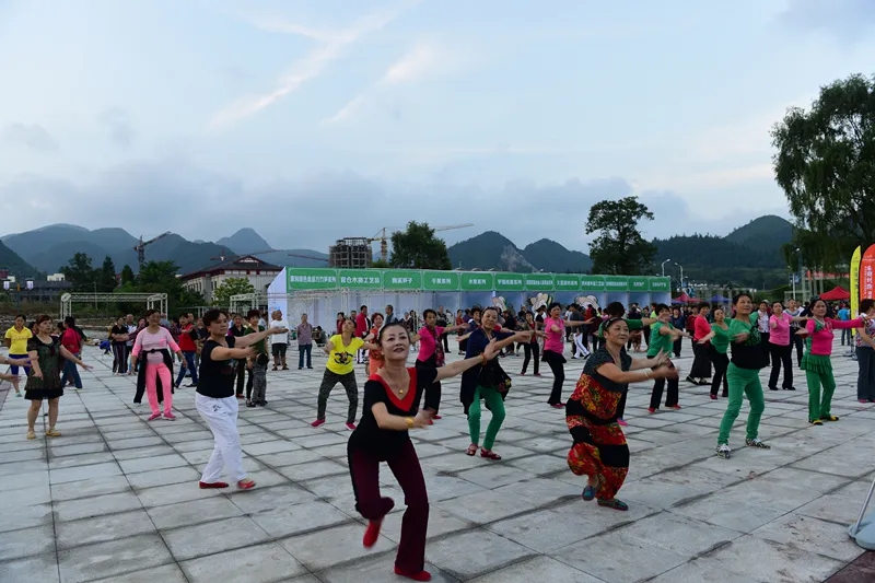 6、游客們紛紛展現才藝。