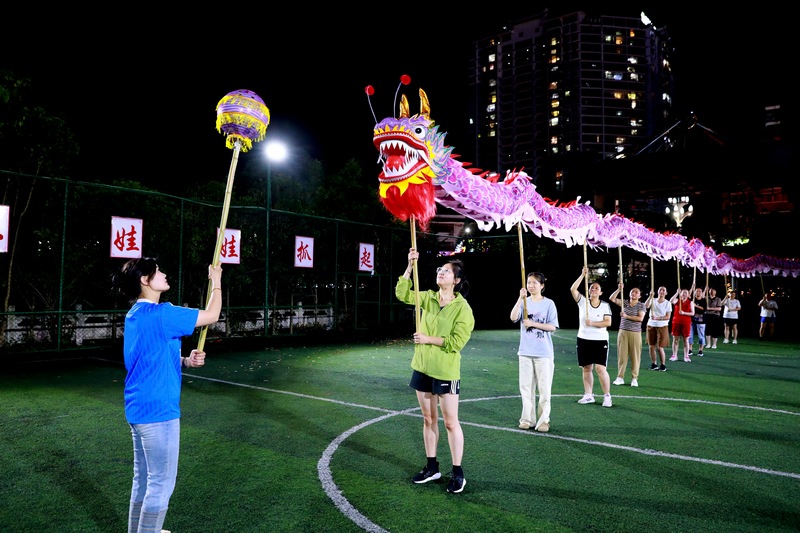 參加“六月六”仰阿莎文化節的舞龍隊員正在加緊排練。楊家孟攝