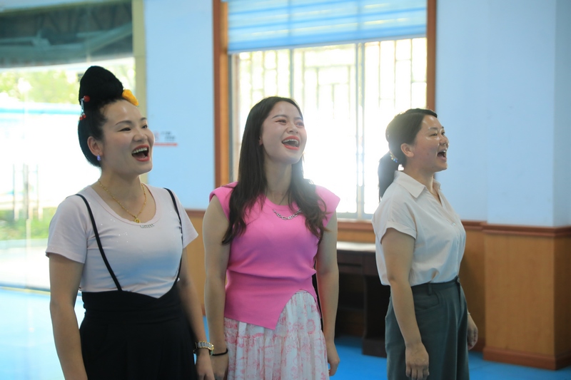 參加“六月六”仰阿莎文化節開幕式的演員正在排練。潘文攝