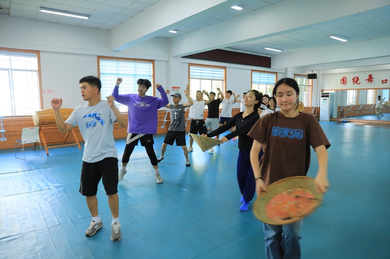 參加“六月六”仰阿莎文化節開幕式的演員正在排練。楊家孟攝