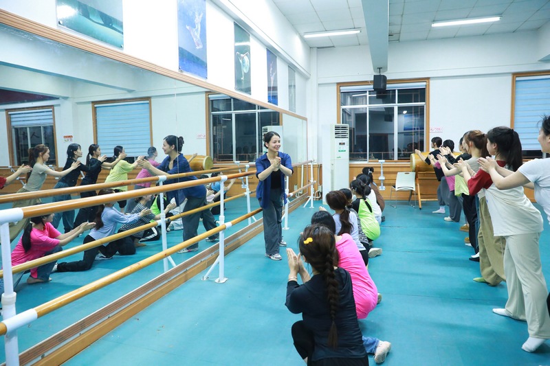 參加2024年六月六仰阿莎文化節活動的演員正在加緊排練。楊家孟攝