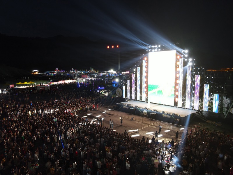 熱鬧非凡的音樂節現場。謝達意攝