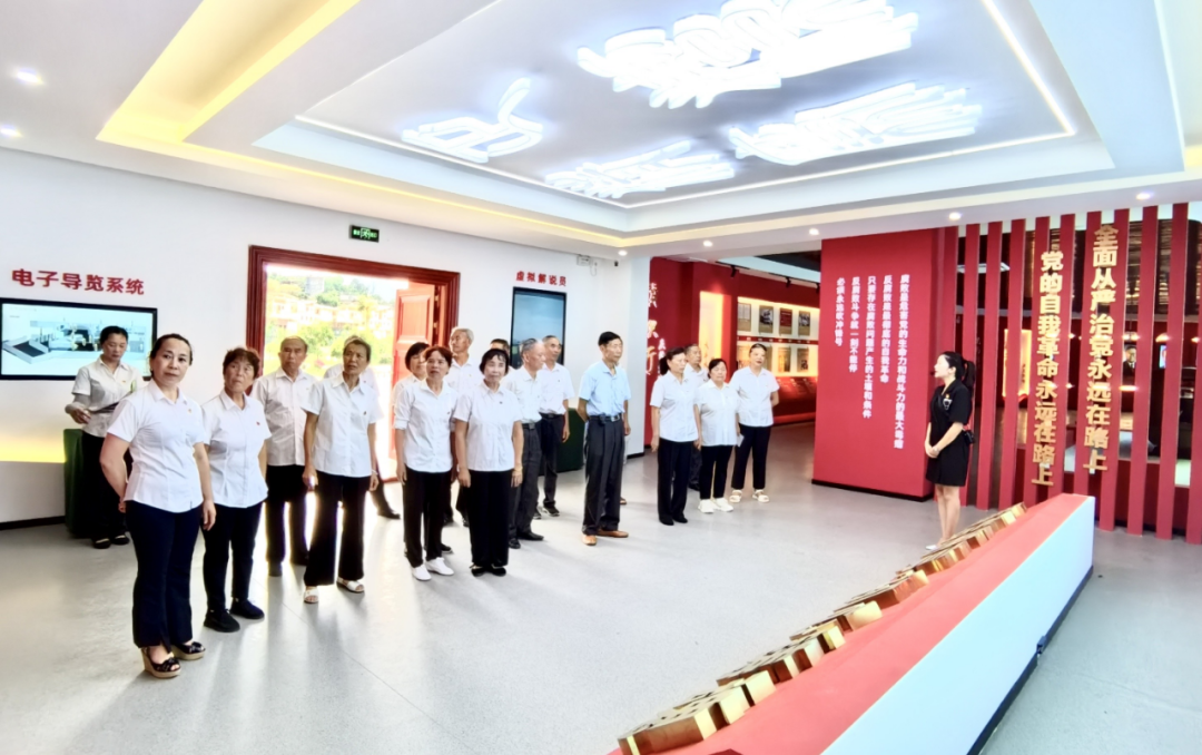 圖為冊亨縣關工委“夕陽紅”宣傳隊組織支部黨員參觀考察學習廉政教育基地。
