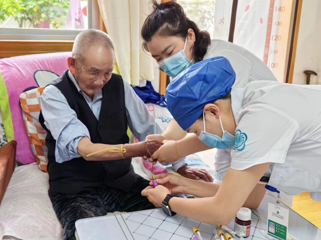 圖為黔西南州人民醫院醫護人員上門為離休干部開展健康體檢。