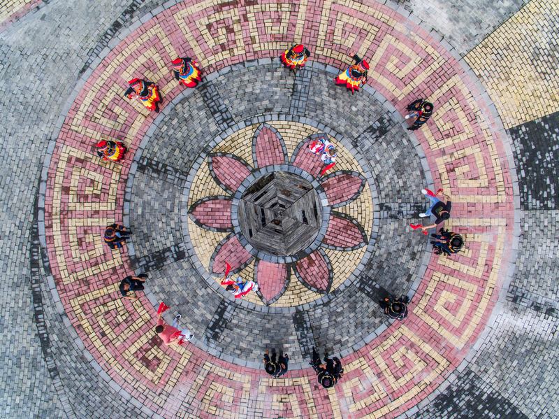 2020年6月29日，村民正在貴州省畢節市百里杜鵑管理區普底鄉迎豐村學習彝族舞蹈。