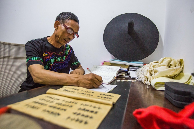 2020年6月30日，黃承龍正在貴州省畢節市百里杜鵑管理區普底鄉永豐村翻譯彝文資料。