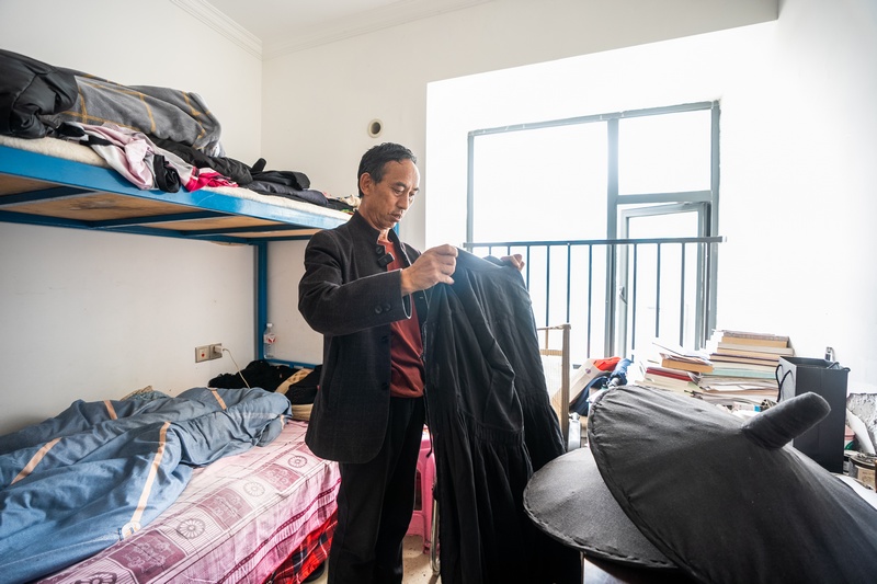 2024年7月5日，在貴州省畢節市百里杜鵑管理區，黃承龍正在整理布摩服飾。