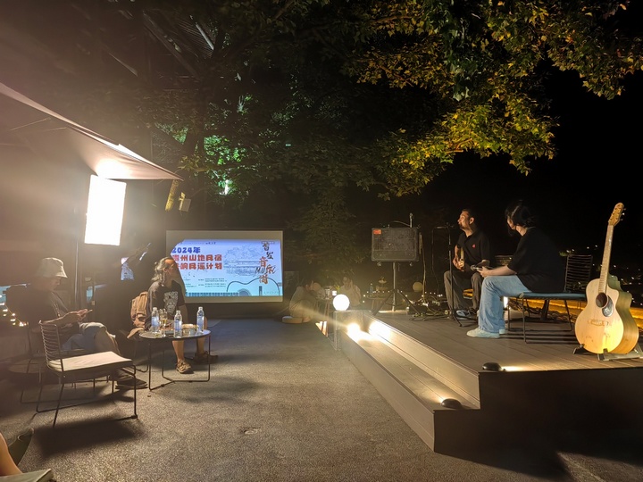 七封信·序言店布置的“民宿 吉他民謠生活體驗經典場景”。