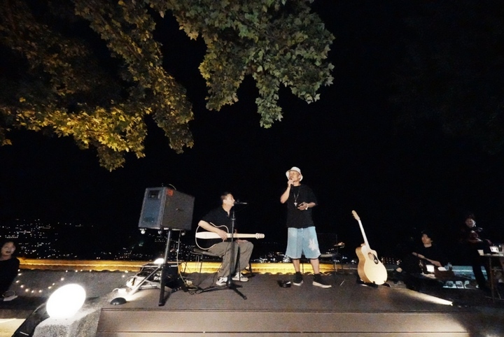 民宿管家上臺獻唱。