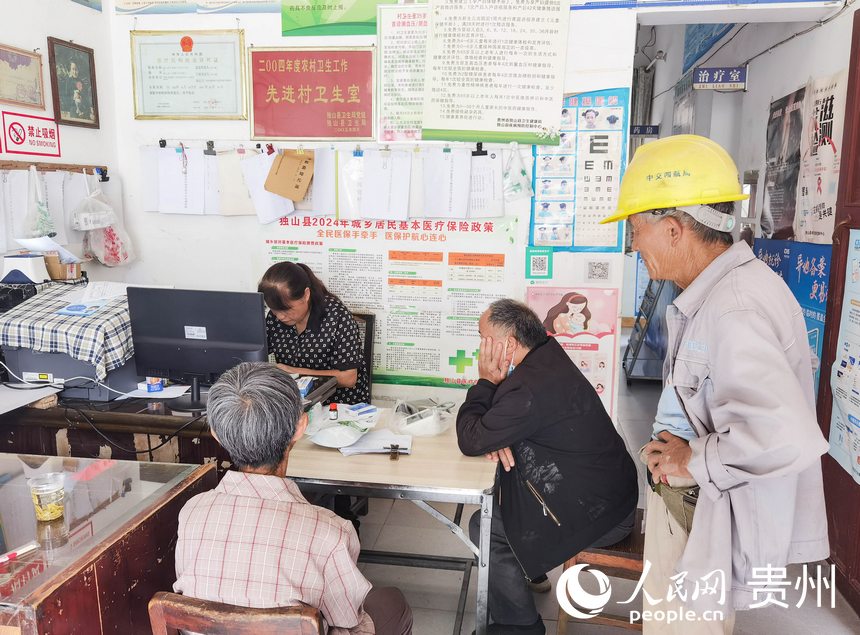 午后時分，下司村衛生室里陸續有患者前來就診。人民網記者 王秀芳攝