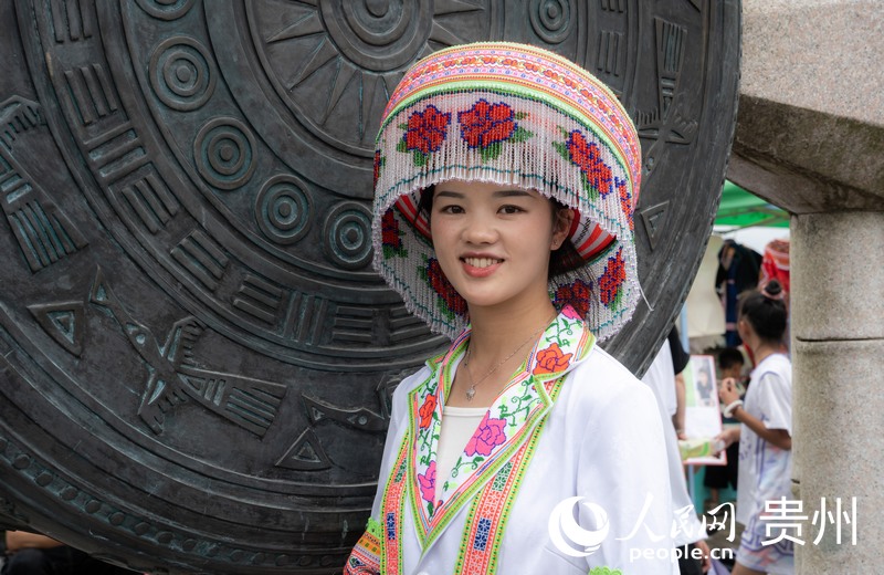 身著苗族服飾的少女。人民網 陽茜攝