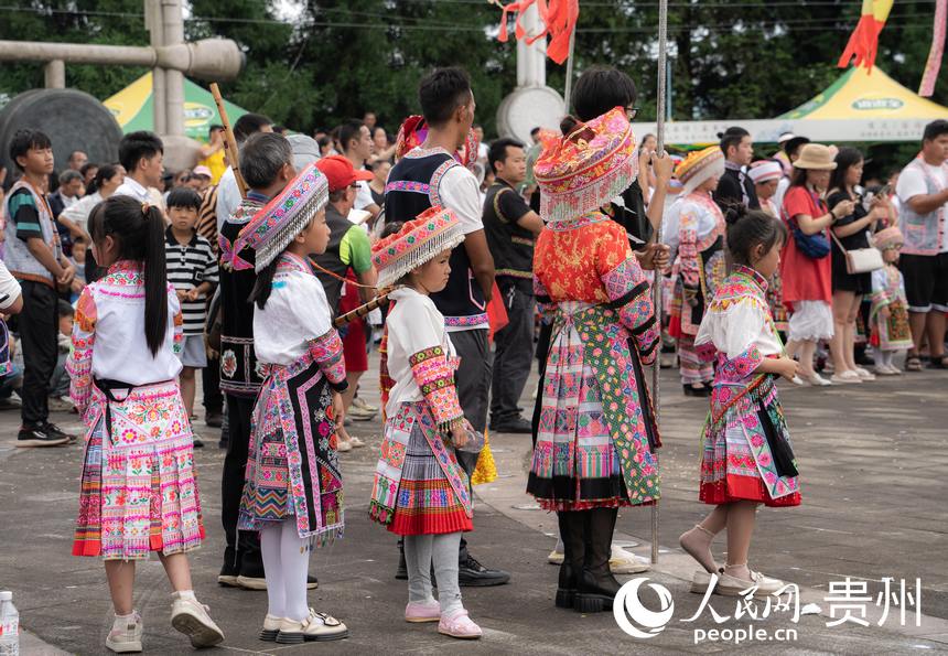 苗族同胞身著盛裝參加活動。人民網 陽茜攝
