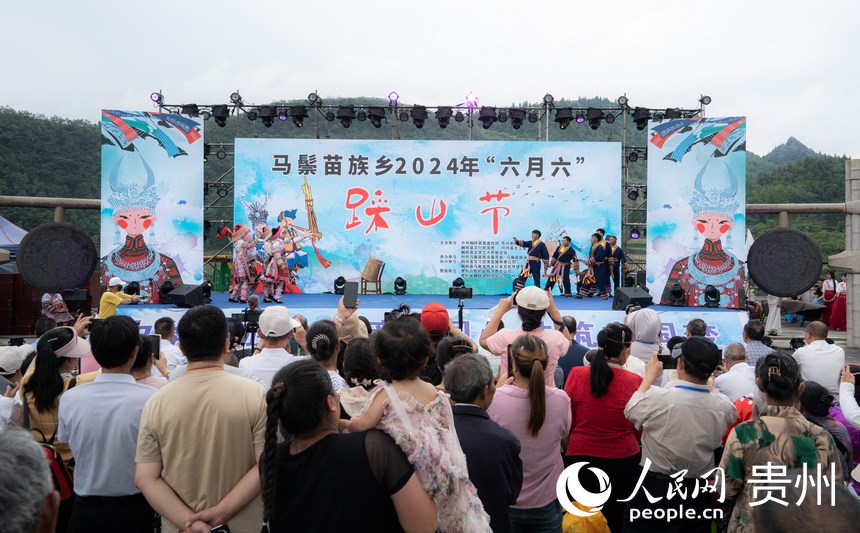 載歌載舞歡慶“六月六”。人民網 陽茜攝