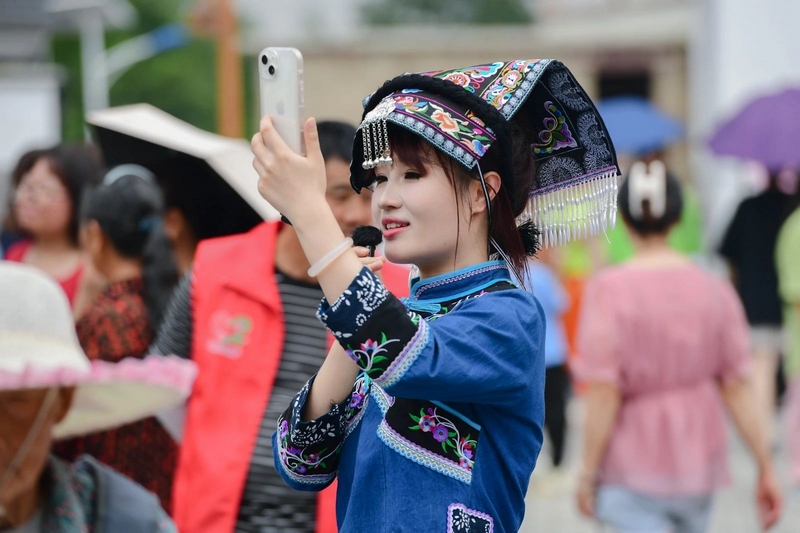 身著民族服飾的博主，正在直播現場盛況。