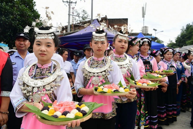 彩色的糯米飯令人垂涎欲滴。