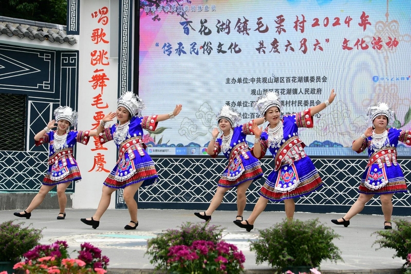 現場歌舞表演精彩紛呈。