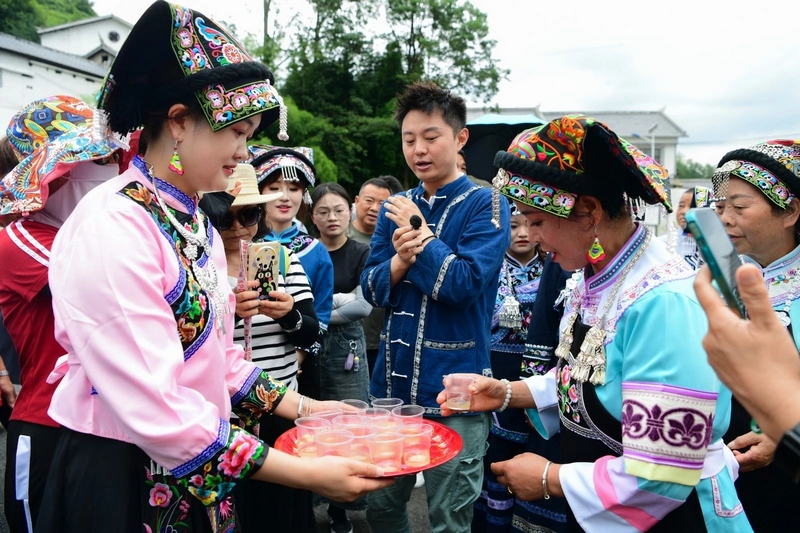 杯中醇香的米酒，先敬祖后入喉。