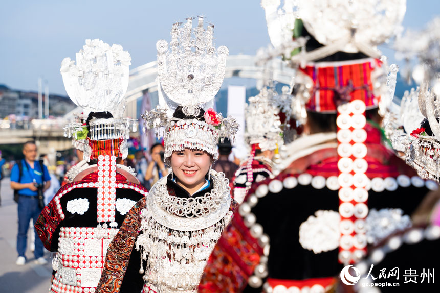 身著盛裝準備參加仰阿莎文化節民族文化巡演的少數民族群眾。人民網記者 涂敏攝