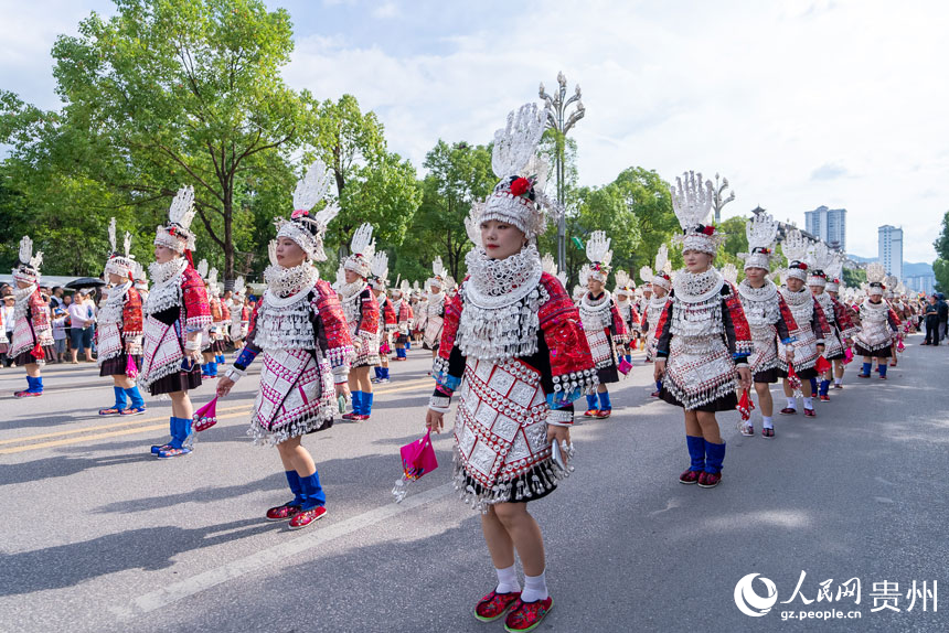 參加仰阿莎文化節民族文化巡演的少數民族群眾。人民網記者 涂敏攝