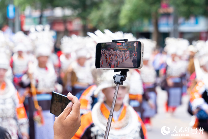 現場群眾拍攝巡演方隊。人民網記者 涂敏攝