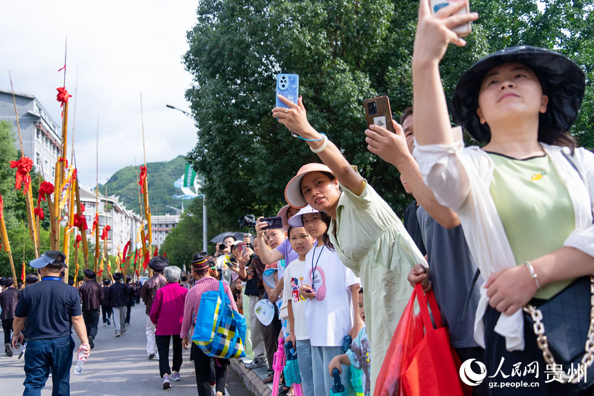現場觀看巡演的群眾。人民網記者 涂敏攝