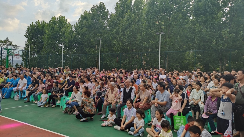 活動現場臺上臺下氣氛熱烈 蘇布祥 攝