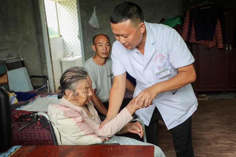 醫生為群眾做鑒定。