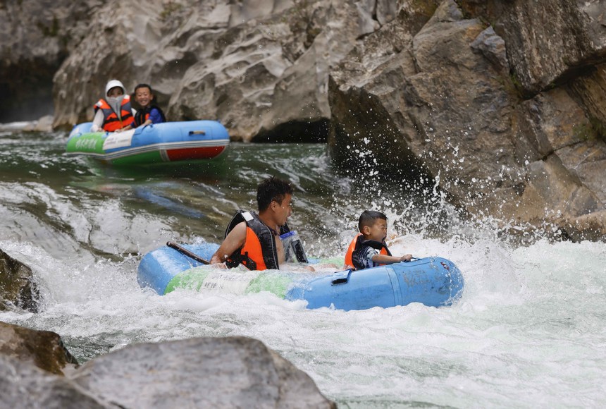 游客在杉木河景區漂流。