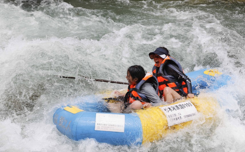 游客在杉木河景區漂流。